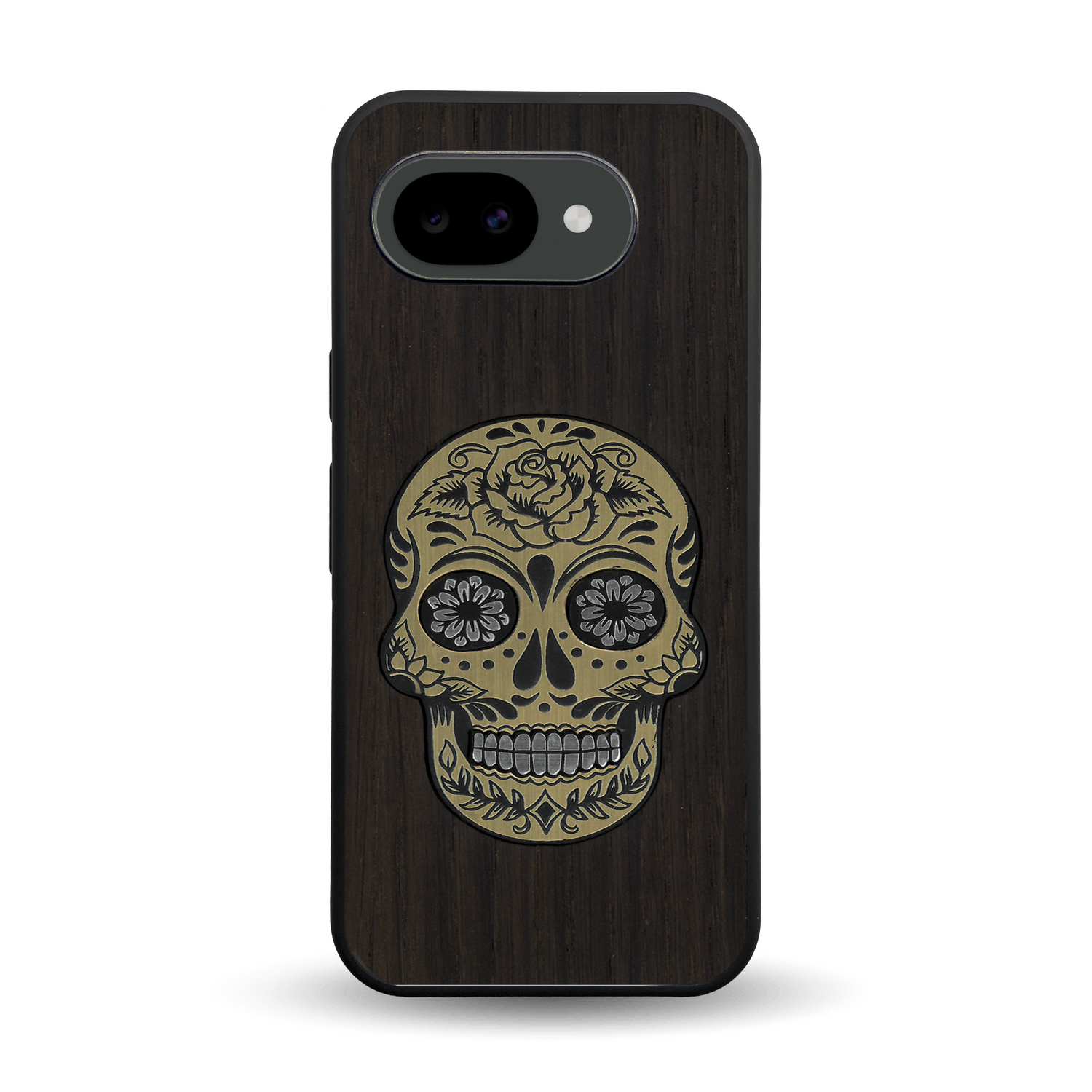 Coque de protection en bois véritable fabriquée en France pour Google Pixel 10A alliant du chêne fumé avec du métal argenté et doré représentant une tête de mort mexicaine sur le thème Dia de los Muertos