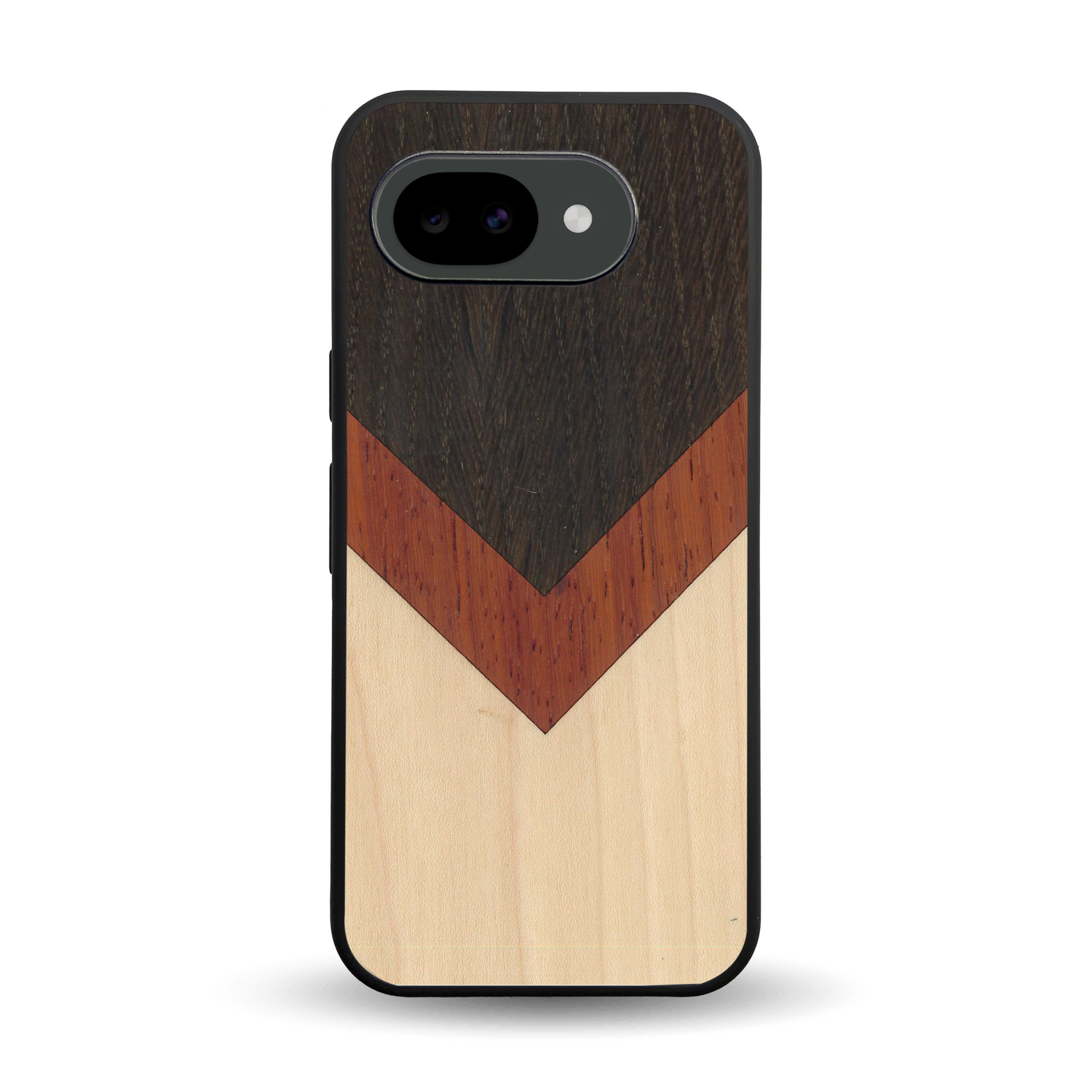 Coque de protection en bois véritable fabriquée en France pour Google Pixel 10A alliant du chêne fumé, du padouk et du bambou en forme de chevron sur le thème de l'art abstrait