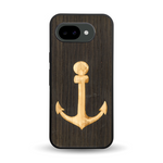 Coque de protection en bois véritable fabriquée en France pour Google Pixel 10A sur le thème nautique avec un bois clair et un bois foncé représentant une ancre de bateau