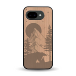 Coque de protection en bois véritable fabriquée en France pour Google Pixel 10A sur le thème du camping en pleine nature représentant une tente avec un feu de camp entouré de montagnes