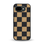 Coque de protection en bois véritable fabriquée en France pour Google Pixel 10A alliant plusieurs essences de bois pour représenter un damier