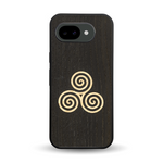 Coque de protection en bois véritable fabriquée en France pour Google Pixel 10A alliant du chêne fumé et du bambou et doré représentant un triskell
