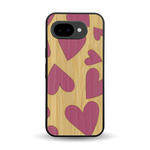 Coque de protection en bois véritable fabriquée en France pour Google Pixel 10A alliant plusieurs essences de bois pour représenter des coeurs pour les amoureux