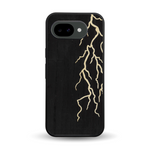 Coque de protection en bois véritable fabriquée en France pour Google Pixel 10A alliant plusieurs essences de bois pour représenter un éclair divin