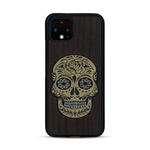 Coque de protection en bois véritable fabriquée en France pour  alliant du chêne fumé avec du métal argenté et doré représentant une tête de mort mexicaine sur le thème Dia de los Muertos
