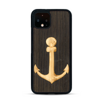 Coque de protection en bois véritable fabriquée en France pour  sur le thème nautique avec un bois clair et un bois foncé représentant une ancre de bateau