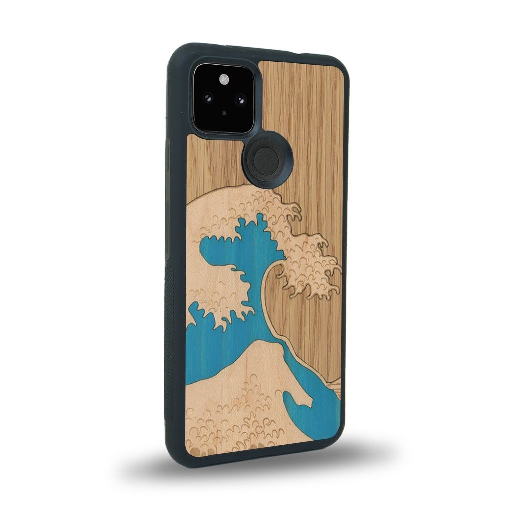 Coque de protection en bois véritable fabriquée en France pour Google Pixel 4a 5g alliant plusieurs essences de bois pour représenter la célèbre grande vague de Kanagawa