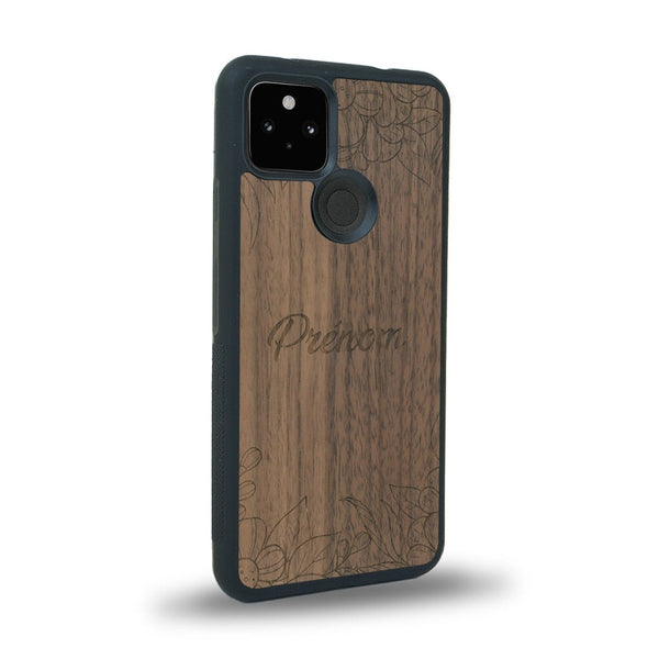 Coque de protection en bois véritable fabriquée en France pour Google Pixel 4a 5g sur le thème de la fête des mères avec un motif représentant des fleurs et des feuilles