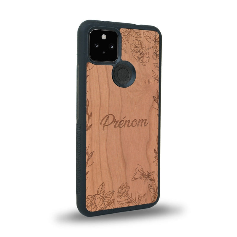 Coque de protection en bois véritable fabriquée en France pour Google Pixel 4a 5g sur le thème de la fête des mères avec un motif représentant des fleurs et des feuilles