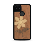 Coque de protection en bois véritable fabriquée en France pour  alliant plusieurs essences de bois pour représenter une marguerite