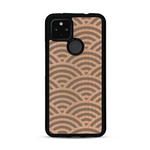 Coque de protection en bois véritable fabriquée en France pour  baptisée "La Sinjak" avec un motif de gravure abstrait représentant la répétition d'un symbole wifi
