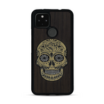 Coque de protection en bois véritable fabriquée en France pour  alliant du chêne fumé avec du métal argenté et doré représentant une tête de mort mexicaine sur le thème Dia de los Muertos