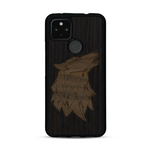Coque de protection en bois véritable fabriquée en France pour  alliant du chêne fumé et du noyer représentant une tête de loup géométrique de profil sur le thème des animaux et de la nature