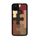 Coque de protection en bois véritable fabriquée en France pour  représentant un puzzle en six pièces qui allie du chêne fumé, du noyer, du bambou, du padouk, du merisier et de l'acajou