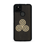 Coque de protection en bois véritable fabriquée en France pour  alliant du chêne fumé et du bambou et doré représentant un triskell
