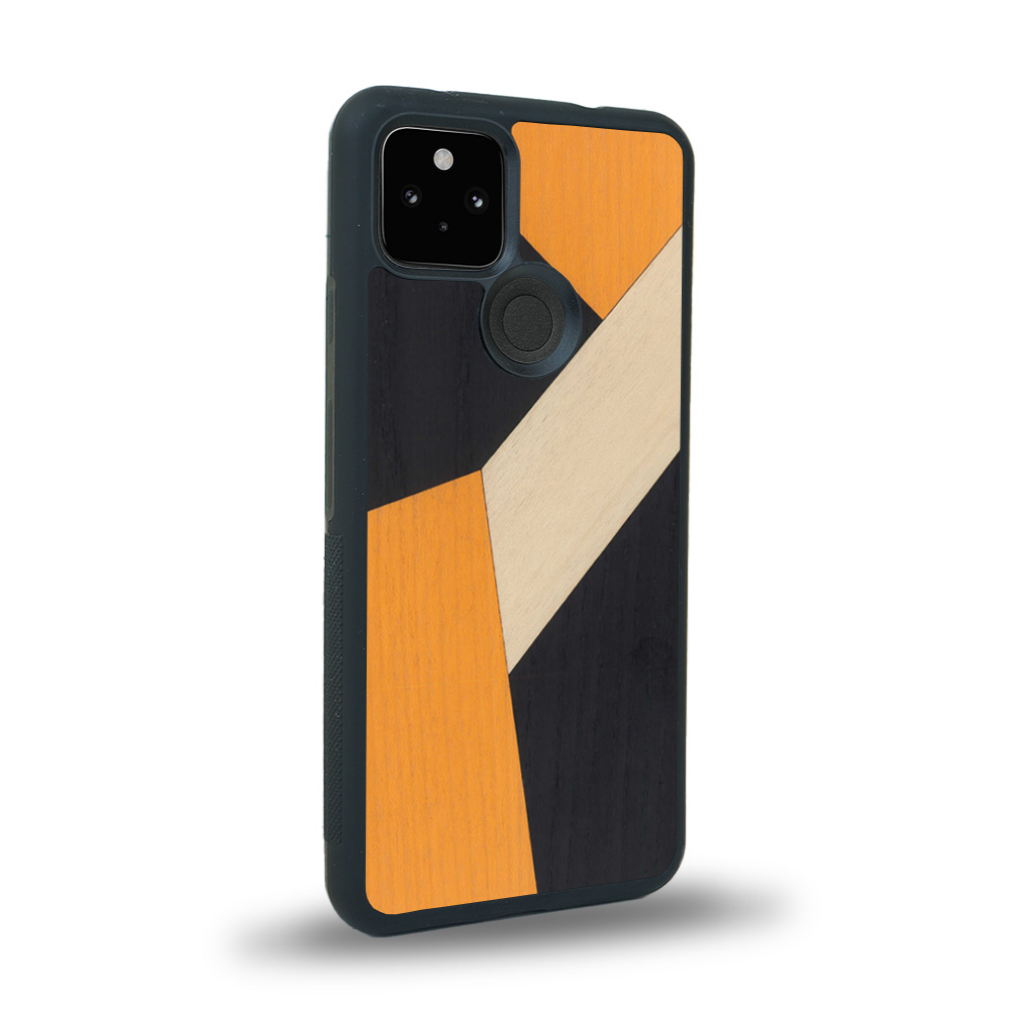 Coque de protection en bois véritable fabriquée en France pour Google Pixel 4a 5g alliant du bambou, du tulipier orange et noir en forme de mosaïque minimaliste sur le thème de l'art abstrait