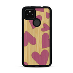 Coque de protection en bois véritable fabriquée en France pour  alliant plusieurs essences de bois pour représenter des coeurs pour les amoureux
