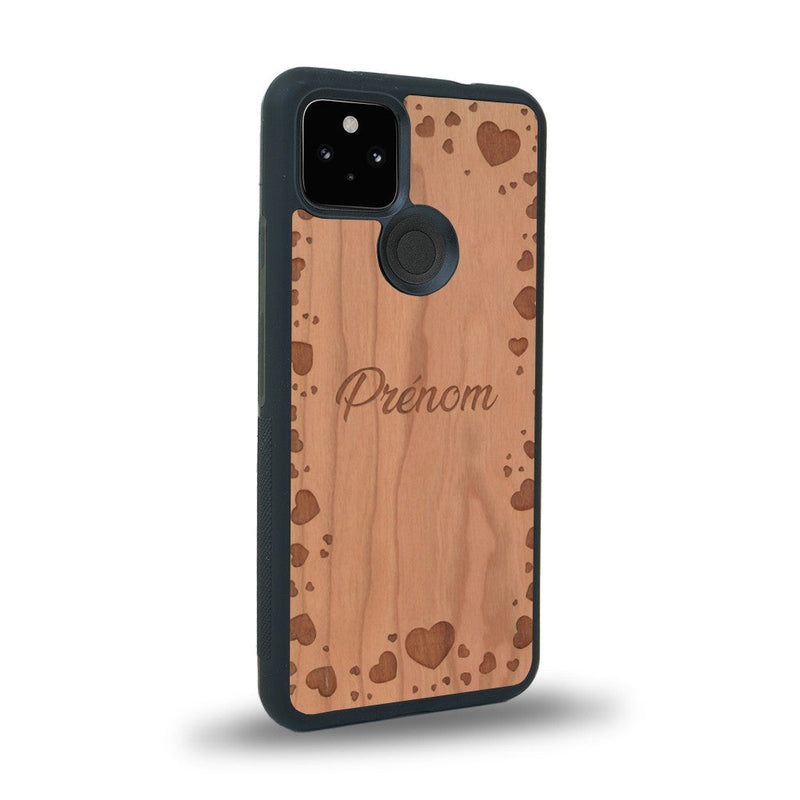 Coque de protection en bois véritable fabriquée en France pour Google Pixel 4a 5g sur le thème de la fête des mères avec un motif représentant des coeurs et des feuilles