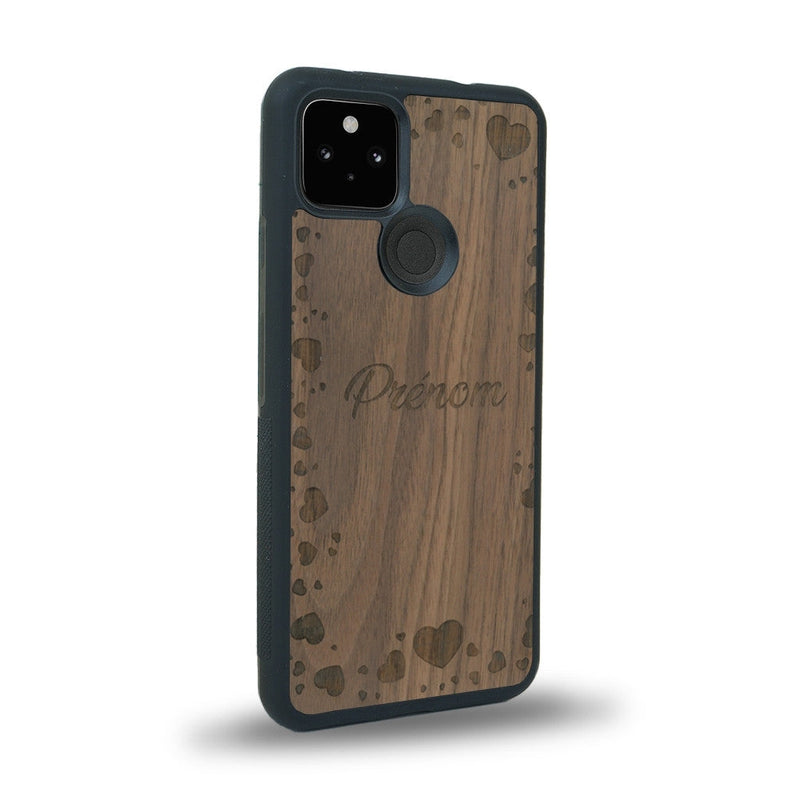 Coque de protection en bois véritable fabriquée en France pour Google Pixel 4a 5g sur le thème de la fête des mères avec un motif représentant des coeurs et des feuilles