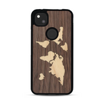 Coque de protection en bois véritable fabriquée en France pour  alliant du bambou et du noyer sur le thème du voyage et de l'aventure représentant une mappemonde