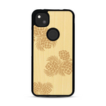 Coque de protection en bois véritable fabriquée en France pour  sur le thème de la nature des arbres avec un motif de gravure représentant des épines de sapin et des pommes de pin