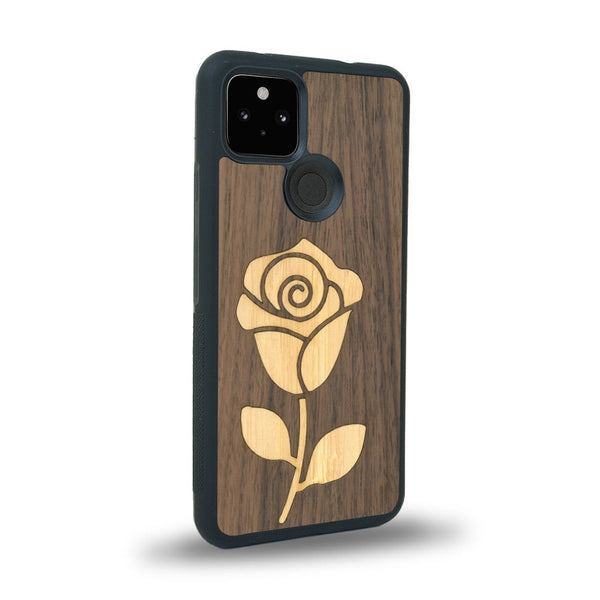 Coque de protection en bois véritable fabriquée en France pour Google Pixel 4a alliant plusieurs essences de bois pour représenter une rose