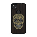 Coque de protection en bois véritable fabriquée en France pour  alliant du chêne fumé avec du métal argenté et doré représentant une tête de mort mexicaine sur le thème Dia de los Muertos