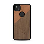 Coque de protection en bois véritable fabriquée en France pour  alliant du merisier et du noyer formant chacun un triangle avec une jointure en diagonale sur le thème de l'art abstrait