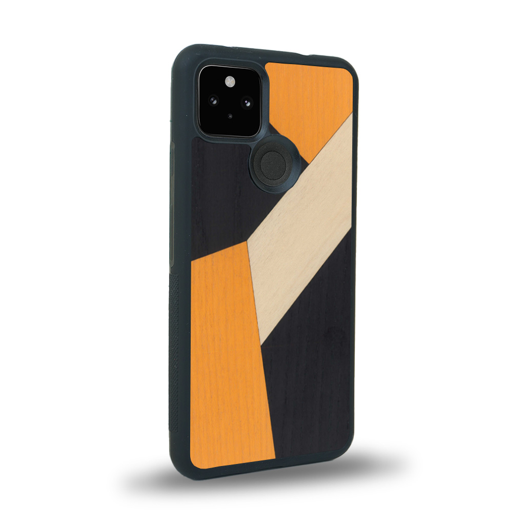 Coque de protection en bois véritable fabriquée en France pour Google Pixel 4A alliant du bambou, du tulipier orange et noir en forme de mosaïque minimaliste sur le thème de l'art abstrait