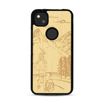 Coque de protection en bois véritable fabriquée en France pour  sur le thème de la randonnée en montagne et de l'aventure avec une gravure représentant une femme de dos face à un paysage de nature
