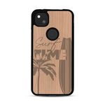 Coque de protection en bois véritable fabriquée en France pour  sur le thème chill avec un motif représentant une silouhette tenant une planche de surf sur une plage entouré de palmiers et les mots "Surf Time Long Beach Miami"