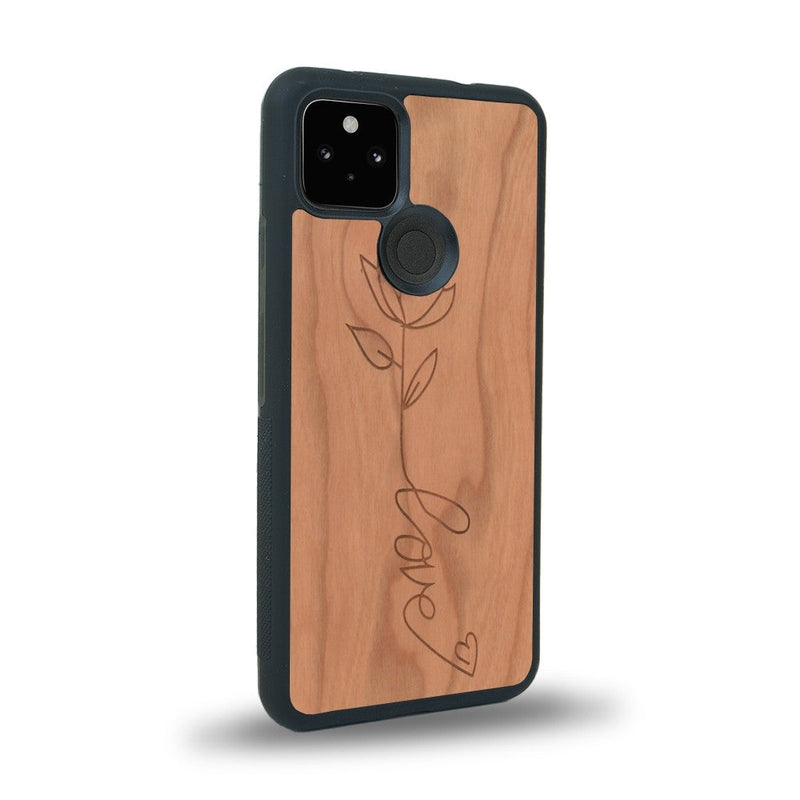 Coque de protection en bois véritable fabriquée en France pour Google Pixel 5 sur le thème de la fête des mères avec un motif représentant une fleur dont la tige forme le mot "love"