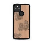 Coque de protection en bois véritable fabriquée en France pour  sur le thème de la nature des arbres avec un motif de gravure représentant des épines de sapin et des pommes de pin