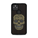 Coque de protection en bois véritable fabriquée en France pour  alliant du chêne fumé avec du métal argenté et doré représentant une tête de mort mexicaine sur le thème Dia de los Muertos