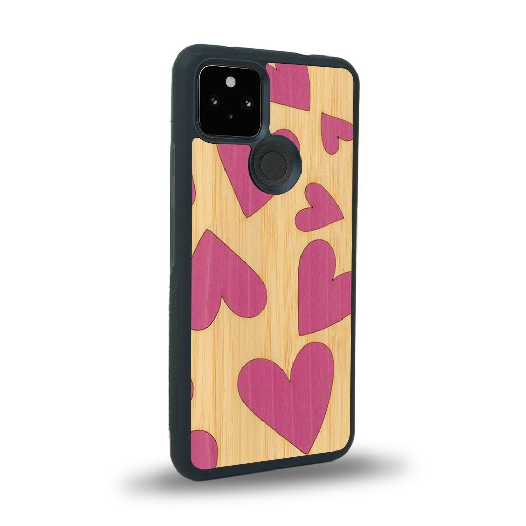 Coque de protection en bois véritable fabriquée en France pour Google Pixel 5 alliant plusieurs essences de bois pour représenter des coeurs pour les amoureux
