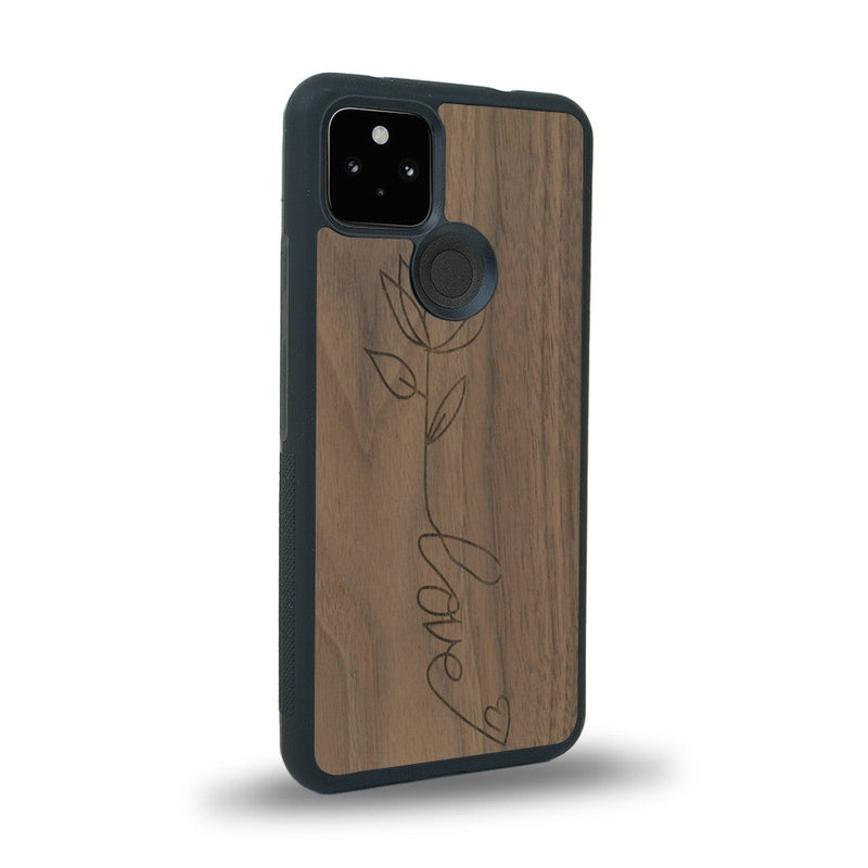 Coque de protection en bois véritable fabriquée en France pour Google Pixel 5a sur le thème de la fête des mères avec un motif représentant une fleur dont la tige forme le mot "love"