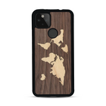 Coque de protection en bois véritable fabriquée en France pour  alliant du bambou et du noyer sur le thème du voyage et de l'aventure représentant une mappemonde