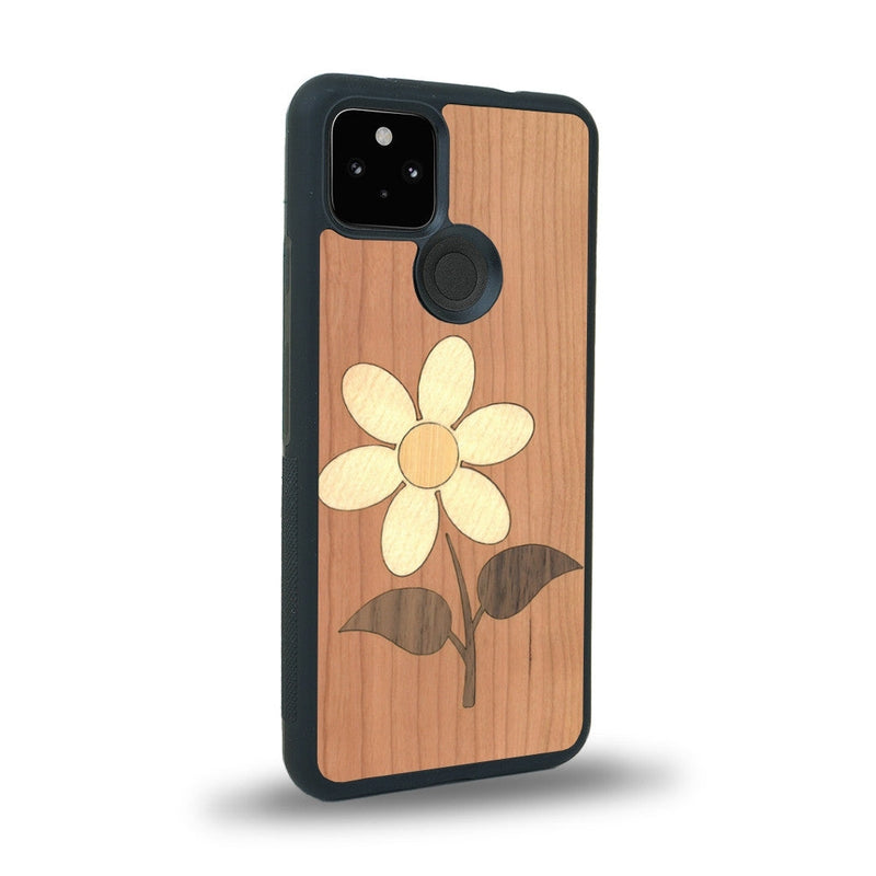 Coque de protection en bois véritable fabriquée en France pour Google Pixel 5a alliant plusieurs essences de bois pour représenter une marguerite