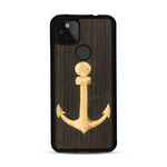 Coque de protection en bois véritable fabriquée en France pour  sur le thème nautique avec un bois clair et un bois foncé représentant une ancre de bateau