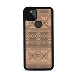 Coque de protection en bois véritable fabriquée en France pour  avec des motifs géométriques s'inspirant des temples aztèques, mayas et incas