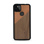 Coque de protection en bois véritable fabriquée en France pour  alliant du merisier et du noyer formant chacun un triangle avec une jointure en diagonale sur le thème de l'art abstrait