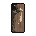 Coque de protection en bois véritable fabriquée en France pour  sur le thème de la nature et de la montagne qui allie du chêne fumé, du noyer et du bambou représentant le mont mézenc