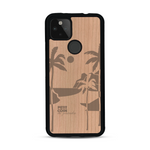 Coque de protection en bois véritable fabriquée en France pour  sur le thème des voyages en vans, vanlife et chill avec une gravure représentant un van vw combi devant le soleil couchant sur une plage avec des vagues