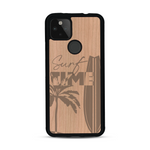 Coque de protection en bois véritable fabriquée en France pour  sur le thème chill avec un motif représentant une silouhette tenant une planche de surf sur une plage entouré de palmiers et les mots "Surf Time Long Beach Miami"
