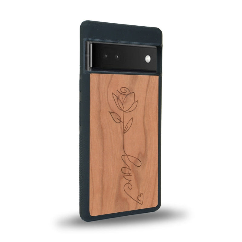 Coque de protection en bois véritable fabriquée en France pour Google Pixel 6 sur le thème de la fête des mères avec un motif représentant une fleur dont la tige forme le mot "love"