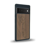 Coque de protection en bois véritable fabriquée en France pour Google Pixel 6 sur le thème de la fête des mères avec un motif représentant une fleur dont la tige forme le mot "love"