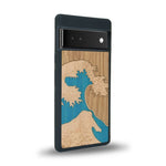 Coque de protection en bois véritable fabriquée en France pour Google Pixel 6 alliant plusieurs essences de bois pour représenter la célèbre grande vague de Kanagawa