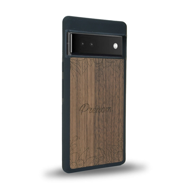 Coque de protection en bois véritable fabriquée en France pour Google Pixel 6 sur le thème de la fête des mères avec un motif représentant des fleurs et des feuilles