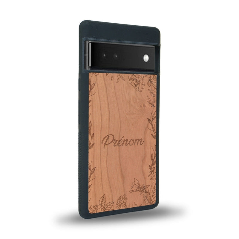 Coque de protection en bois véritable fabriquée en France pour Google Pixel 6 sur le thème de la fête des mères avec un motif représentant des fleurs et des feuilles