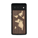 Coque de protection en bois véritable fabriquée en France pour  alliant du bambou et du noyer sur le thème du voyage et de l'aventure représentant une mappemonde